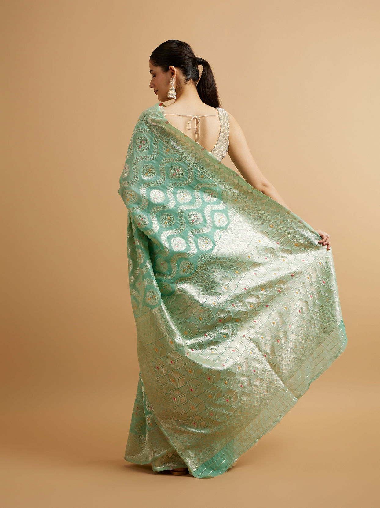 alt message - Mohey Women Sea Green Floral Leaf Patterned Saree with Jaal Pattern image number 4